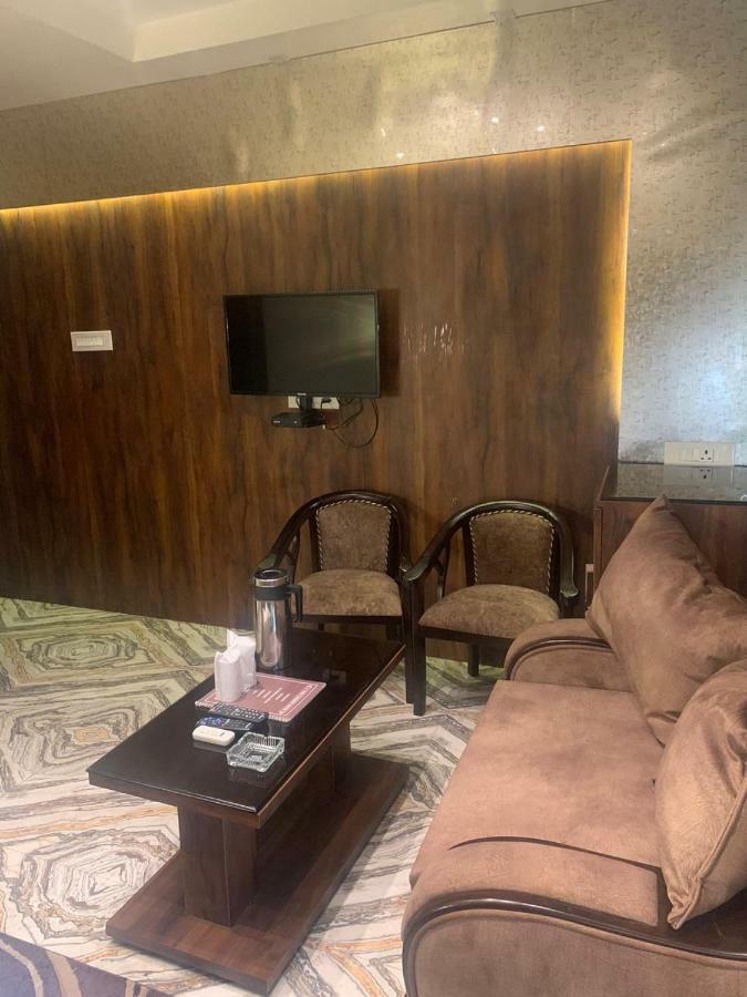 קאנפור Hotel Mmk מראה חיצוני תמונה